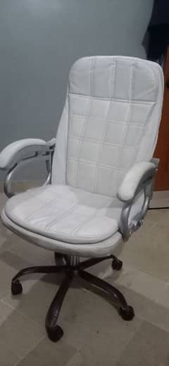 WHITE OFFICE CHAIR