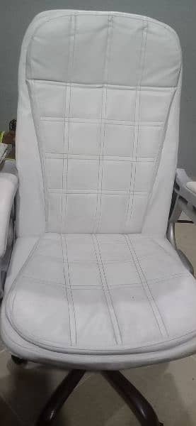 WHITE OFFICE CHAIR 1