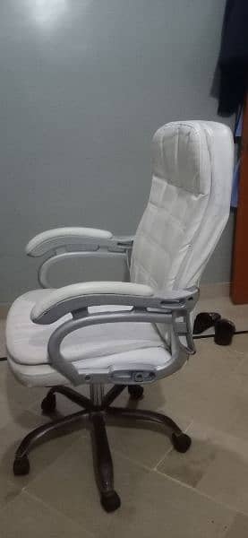 WHITE OFFICE CHAIR 3