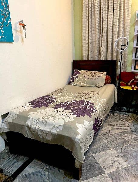 Single bed / hostel room beds / bed 2