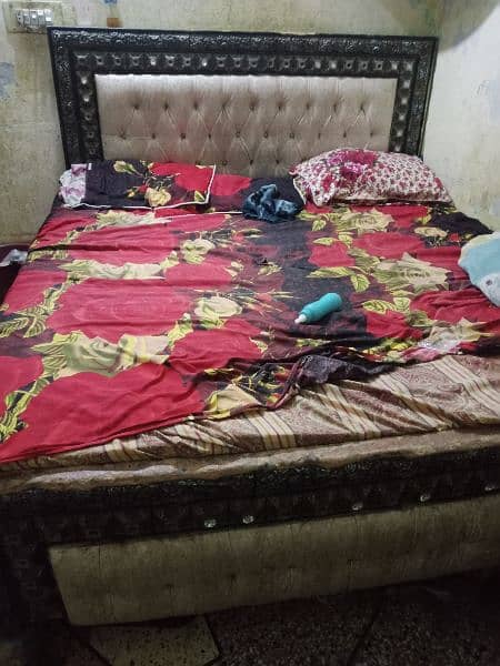 bed used aur dressing table aur ak almari 3 chezay ha 0