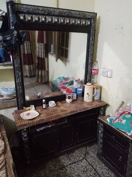 bed used aur dressing table aur ak almari 3 chezay ha 3