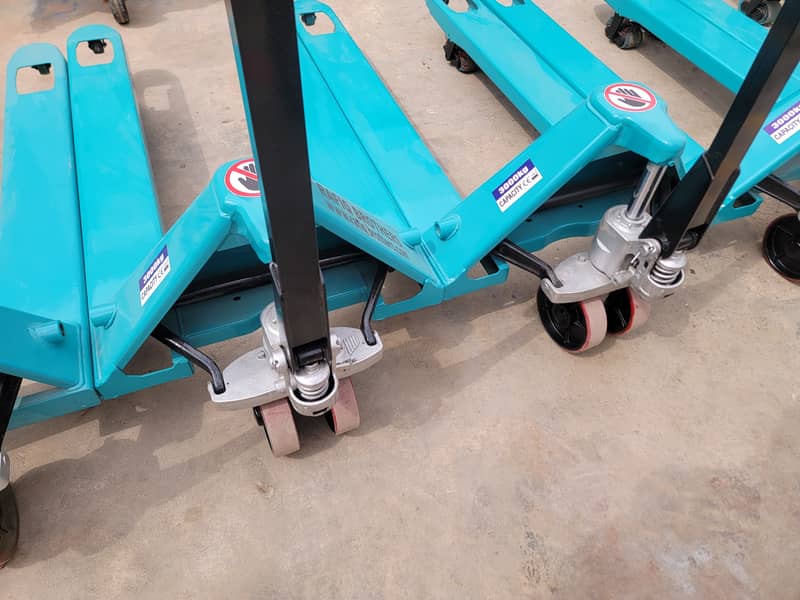 BAOLI 3 Ton Manual Hand Pallet Trucks Lifters Forklifts for Sale in 6