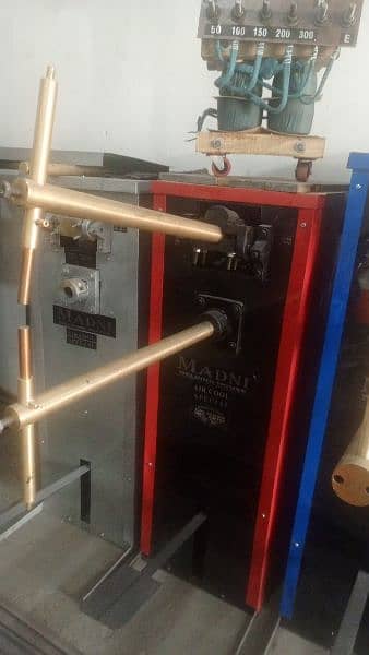 spot welding machine 12