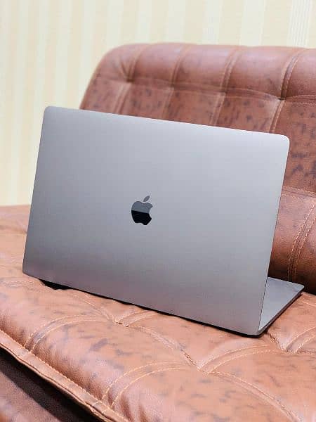 APPLE MACBOOK PRO 2017 15INCHES 16/512 4GB GRAPHIC 0