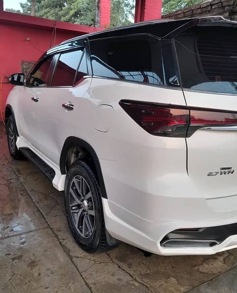 Toyota Fortuner 2.7 V Petrol 2018 4