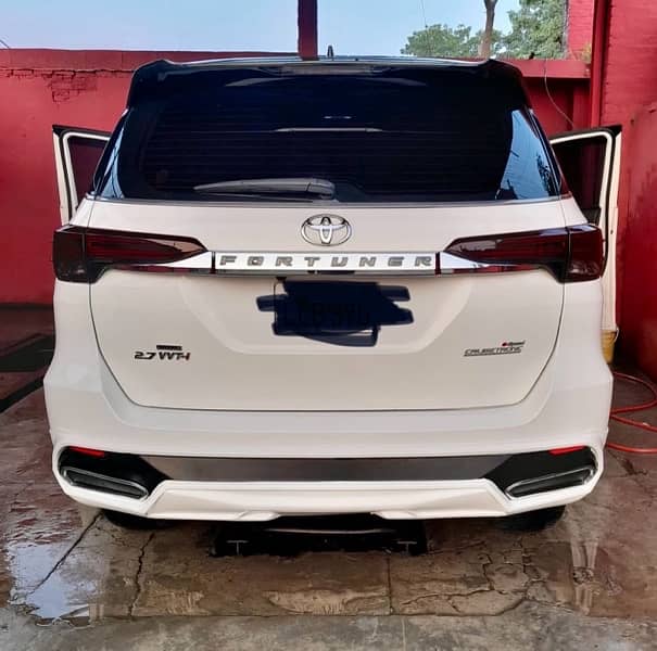 Toyota Fortuner 2.7 V Petrol 2018 11