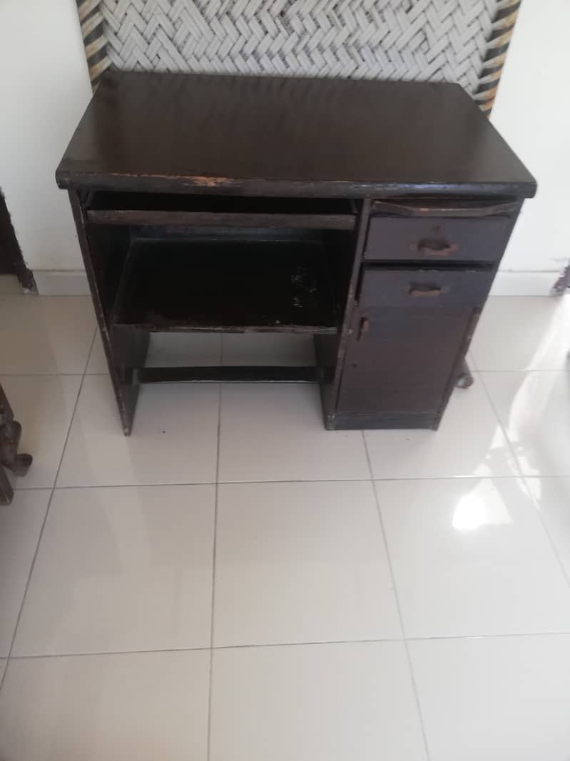 Computer table, dark brown color, one year old 0