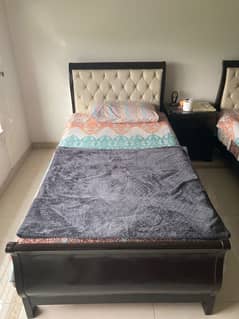 2 Single Beds, With 1 Spacious Side Table