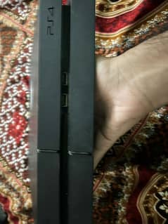 selling PS4 non jailbreak 500 gb with 4 games