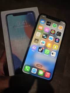 IPHONE X ( 64 - Gb ) Factory unlock just minor back break