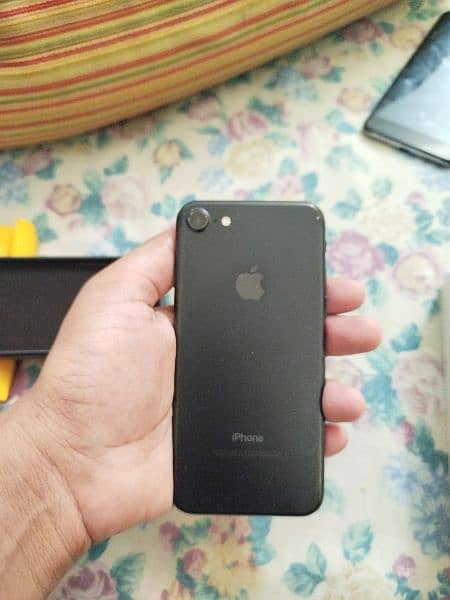 iphone 7 128gb pta approved condition 9.5/10 with box 2