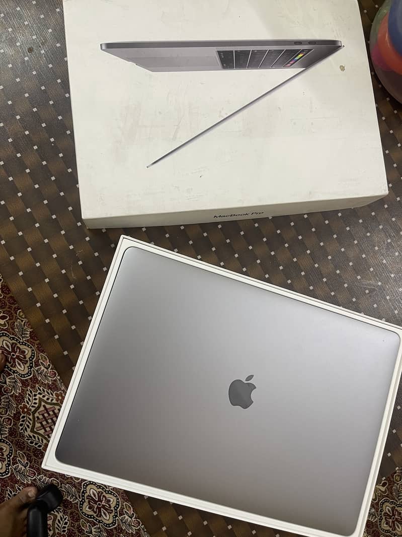 MacBook pro 2018 (15inch) i7 16GB ram 512GB SSD my Personal laptop 1