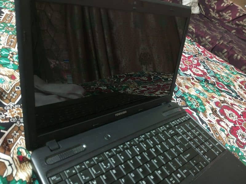 Toshiba 4/300 gb i3 laptop almost new 5