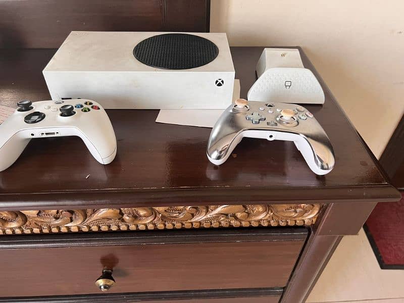 Xbox Series S, 2 Controllers and charging dock 0