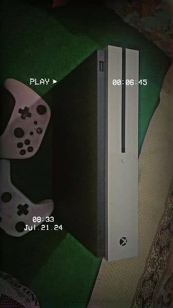 Xbox one s 1tb with 2 controllers 4