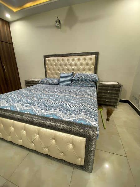 king size bed with sidetables and big dressing table 2