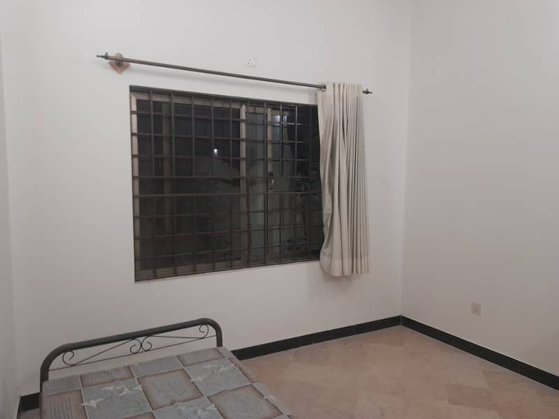 Upper portion for rent in D12 size 35*70 5