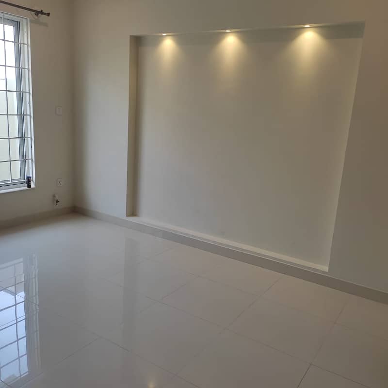 Upper portion for rent in D12 size 35*70 10