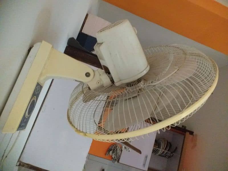 fan for sale good condition contact: WhatsApp 0307.1110455 2