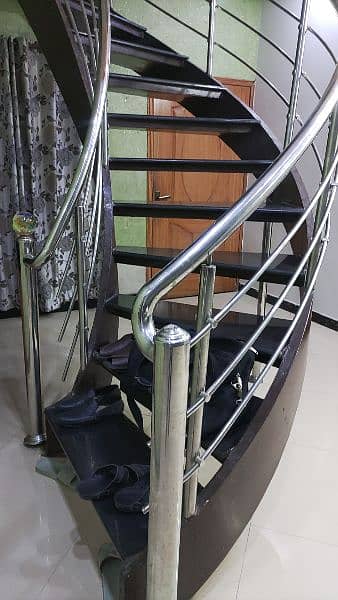 ladder for home. . . in good condition. . . . D shape. . . black & brown. . 1