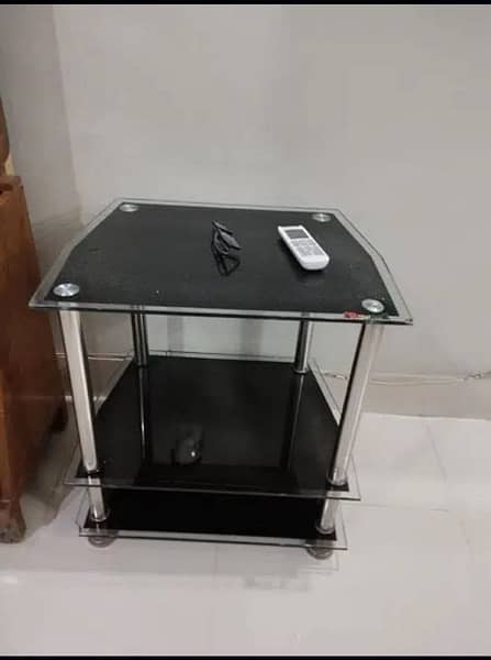 Glass Table in premium condition 0