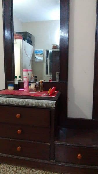 selling bedroom set on urgent basis 1