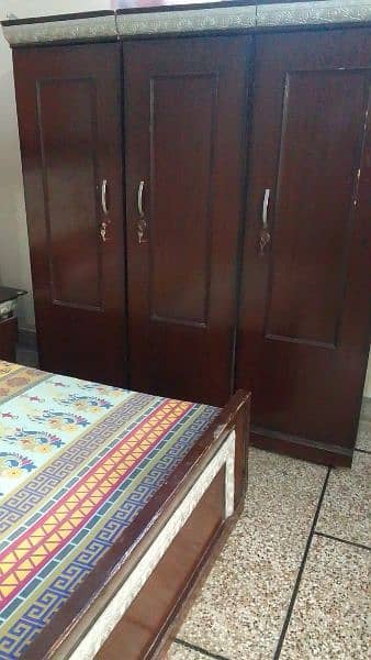 selling bedroom set on urgent basis 5