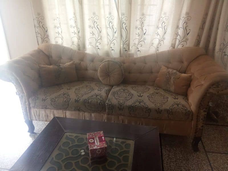 selling 7 seater sofa set in gud condition and reasonable price 0