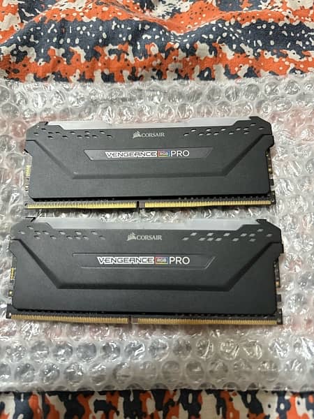 Corsair Vengeance RGB Pro 16gb (8x2) DDR4  2666Hz 0