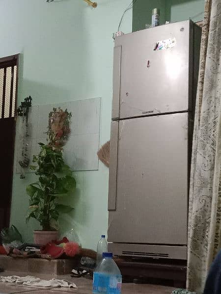 pel ka fridge hai full size okay chal rha h 0