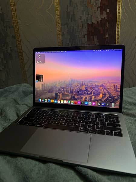 MacBook pro 2019 13 inch 128gb 4