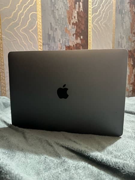 MacBook pro 2019 13 inch 128gb 7