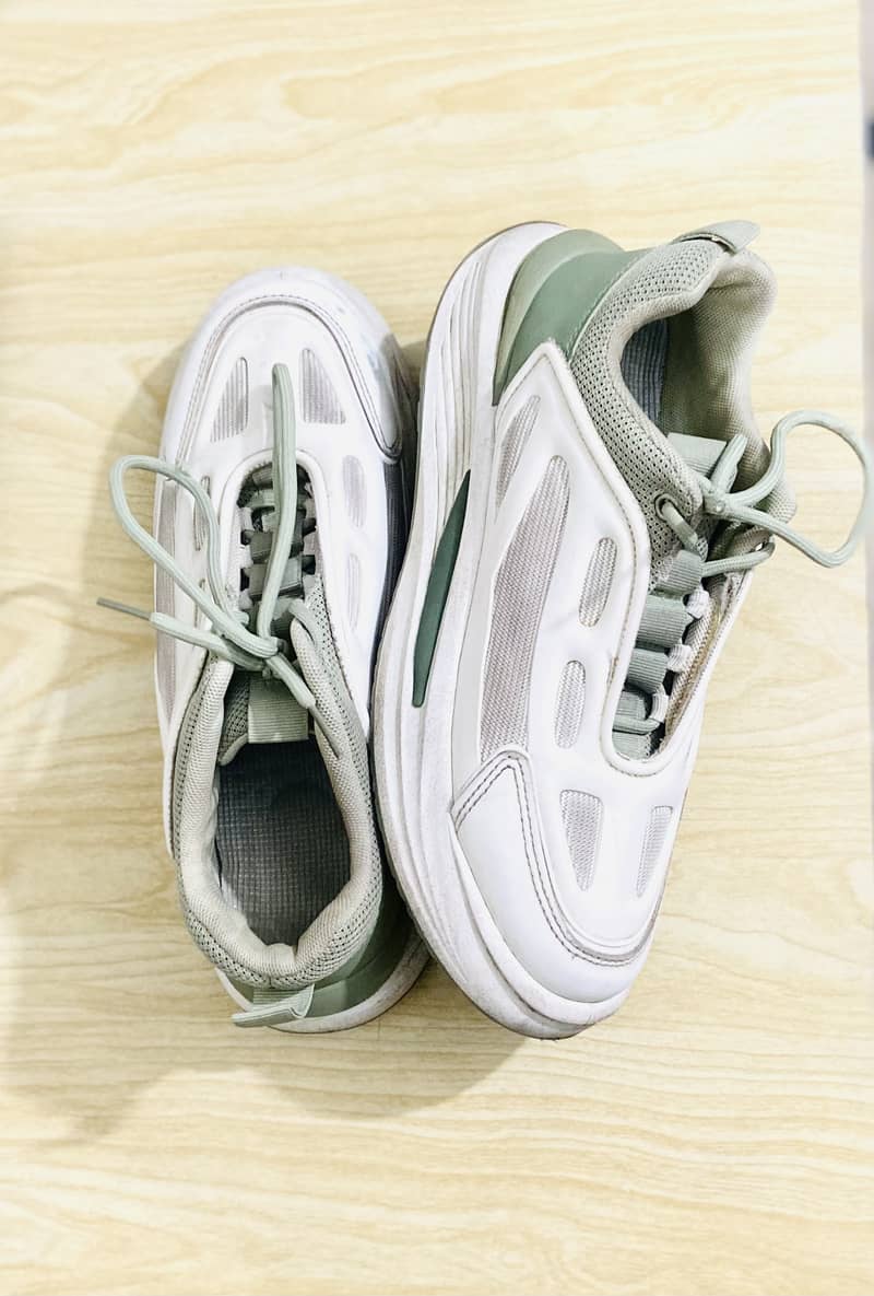 White Soft Sneakers - Size 44, No Branding 4