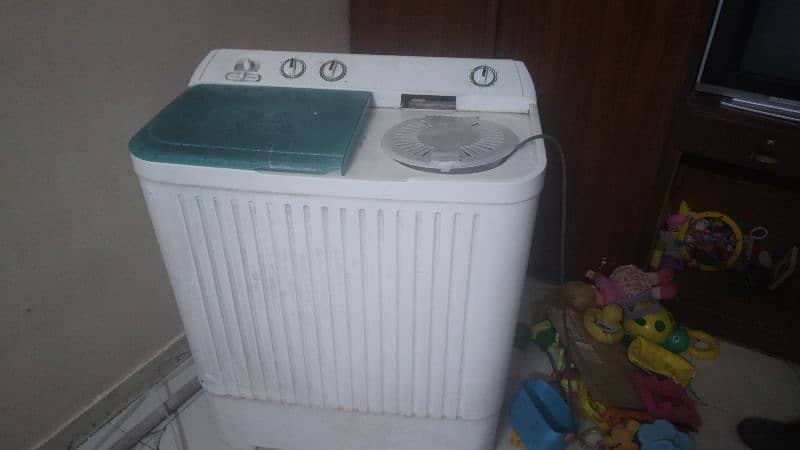 dawlance washing machine in good condition 1