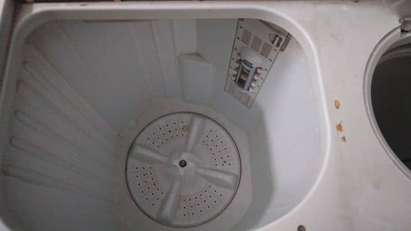 dawlance washing machine in good condition 2