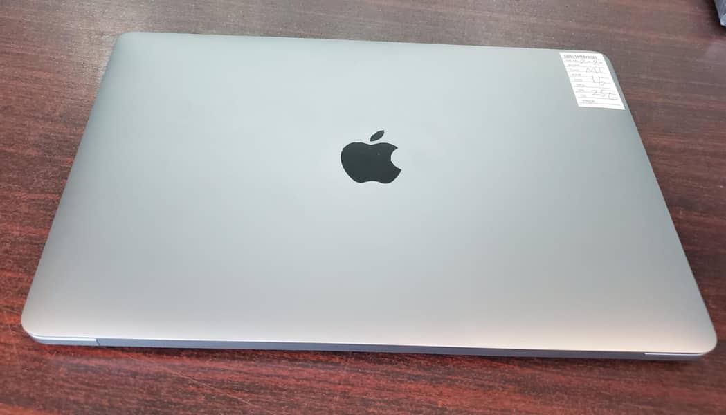 Macbook Pro M1 Memory 16 GB SSD 250 GB 1