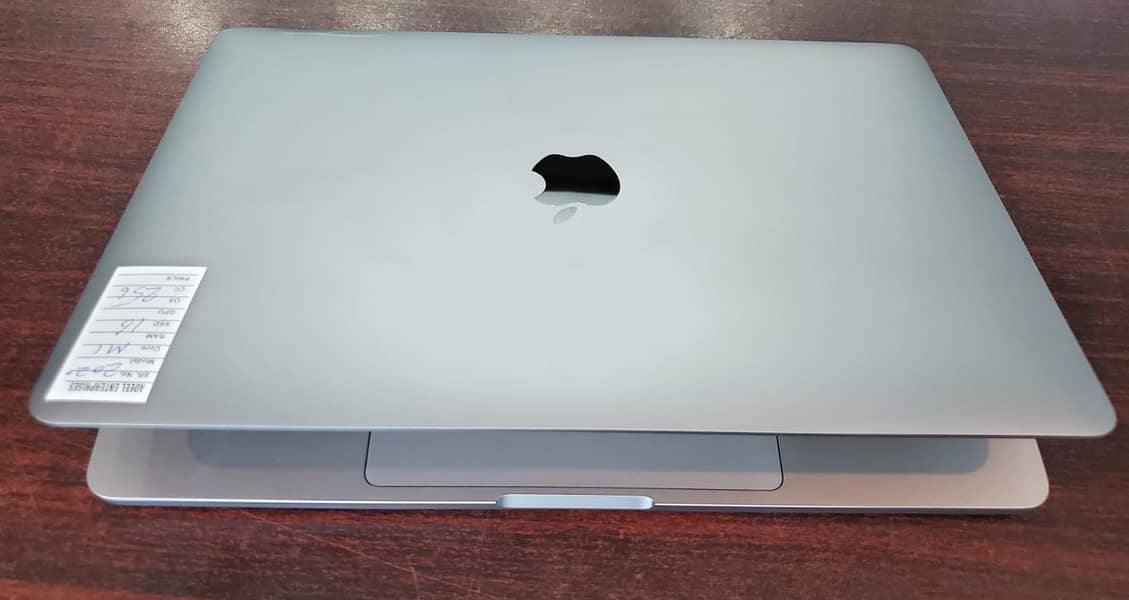 Macbook Pro M1 Memory 16 GB SSD 250 GB 3