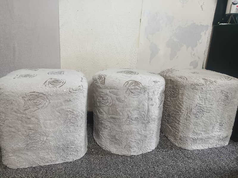 set of 3 white stools in fresh condition 0