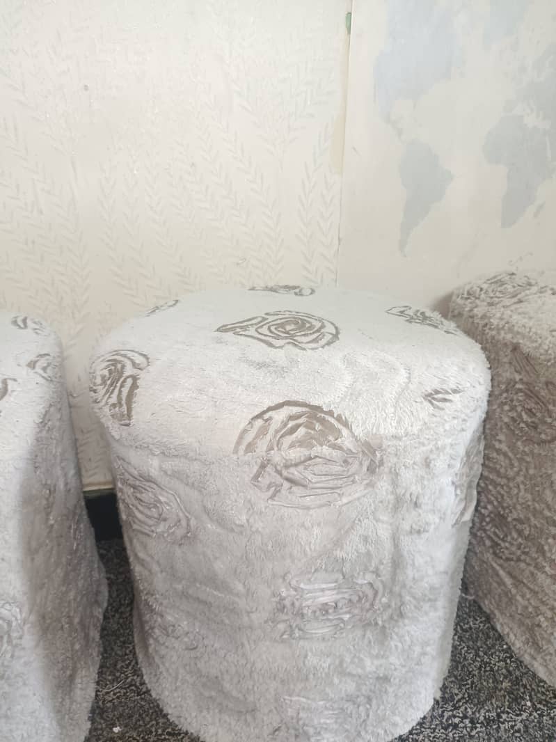 set of 3 white stools in fresh condition 1