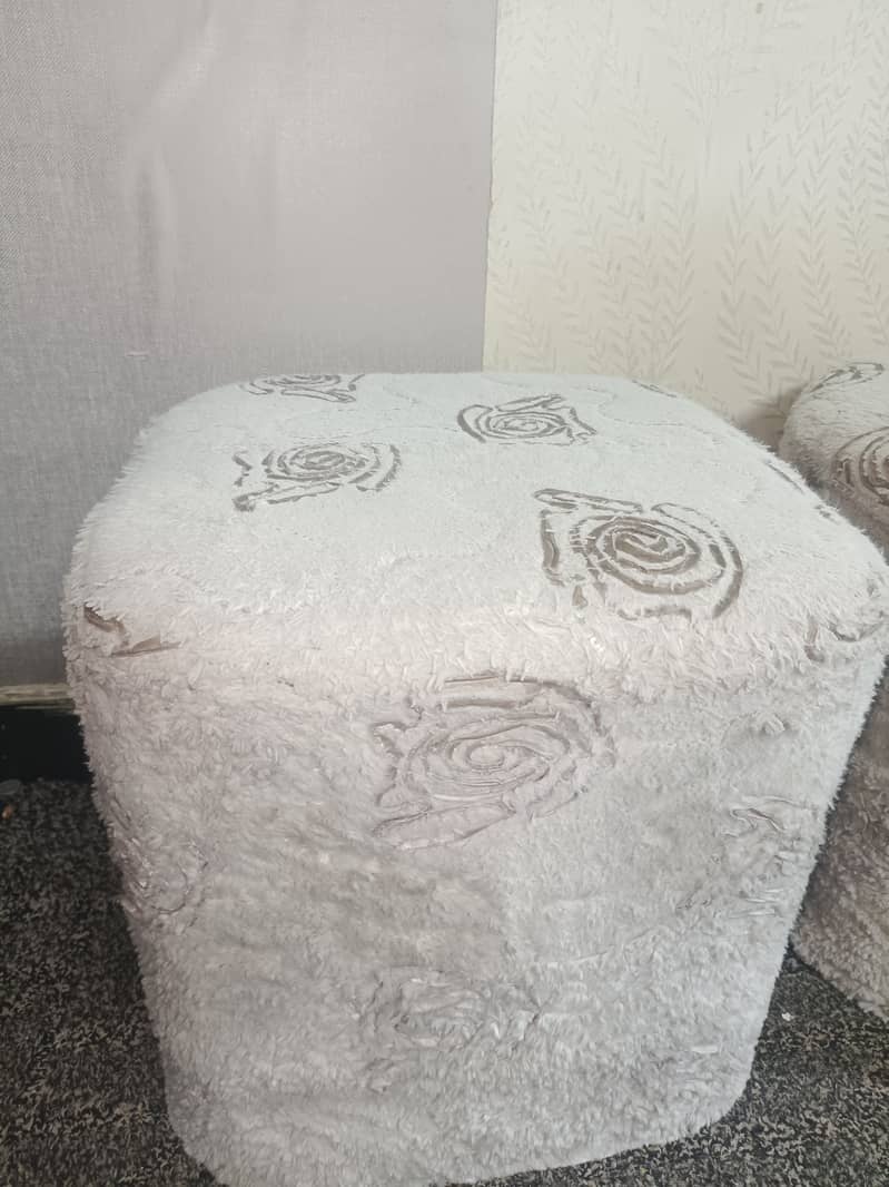 set of 3 white stools in fresh condition 2