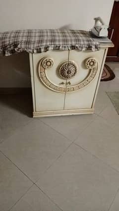 iron stand wood decoo paint good condition