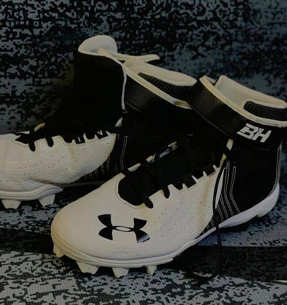 UNDER ARMOUR ORIGINAL BH CLEATS BLACK AND WHITE 1