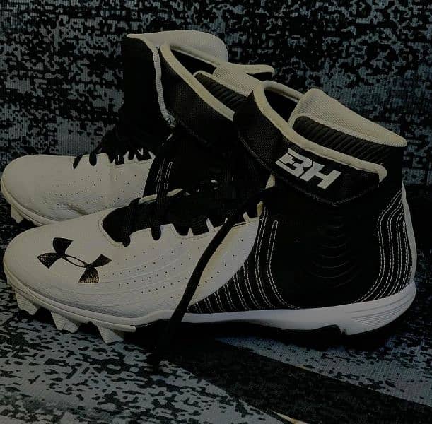 UNDER ARMOUR ORIGINAL BH CLEATS BLACK AND WHITE 2