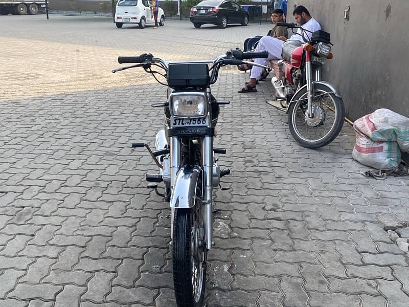 . sialkot registerd hond 125 self start black 1 hand use bike f. 1