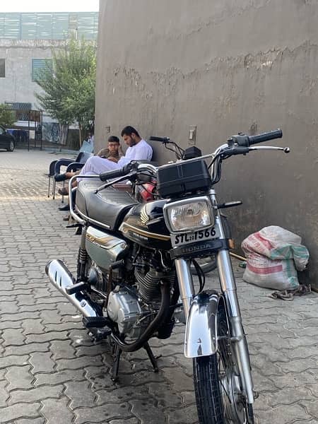 . sialkot registerd hond 125 self start black 1 hand use bike f. 4