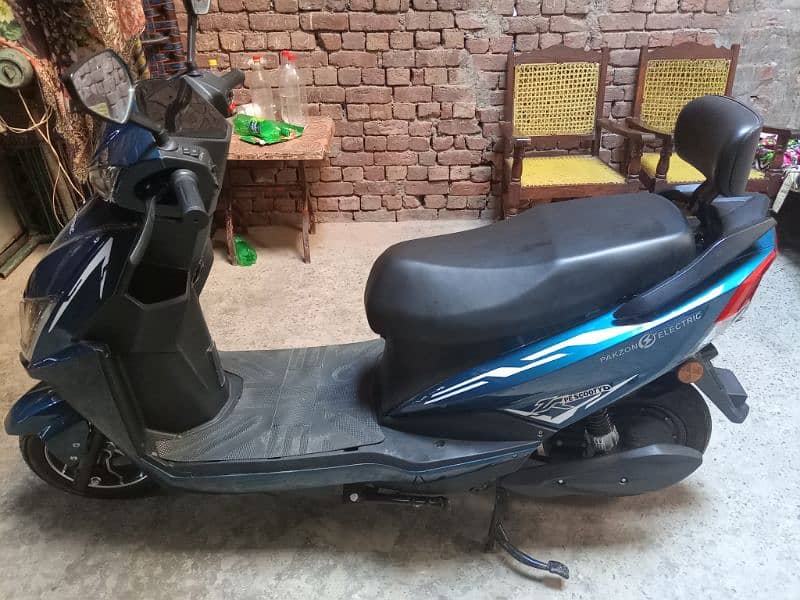 Pakzon Electric Scooty 70D 4