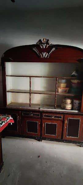 showcase in good condition 2