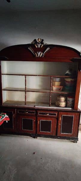 showcase in good condition 3