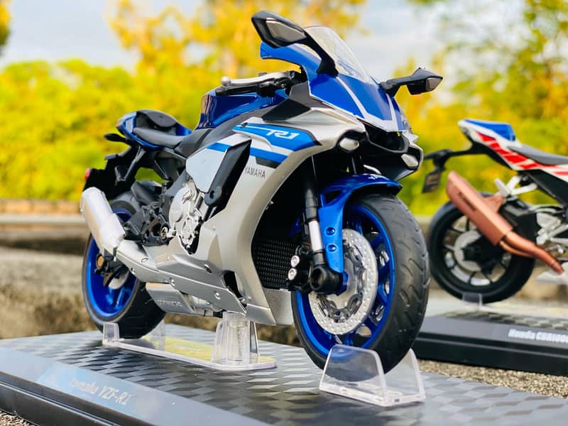 Diecast Store Bike & Cars Honda Suzuki Yamaha Bikes 8